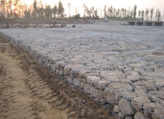 石籠網廠家?guī)私猬F代邊坡綠化技術.jpg